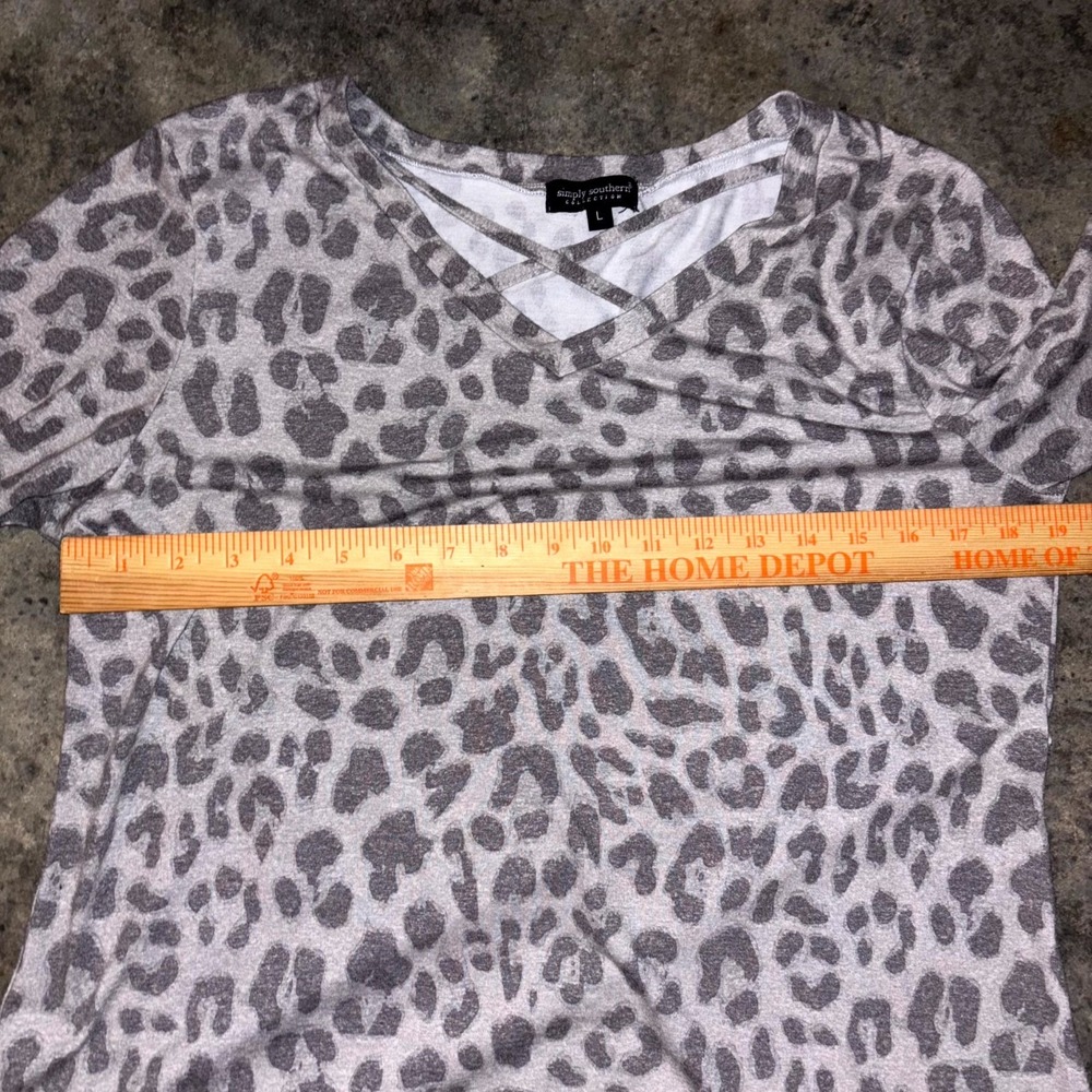 Simply Southern Shirt Womens Large Blue Leopard Crisscross V Neck Elbow Patches - Picture 9 of 9